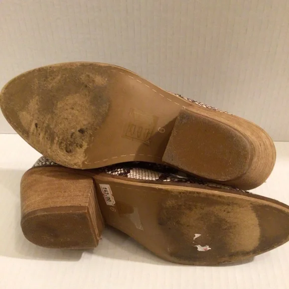 Beast Fashion Booties Ankle Boots with Side Cut Out and Stacked Heel Size 6 - Picture 7 of 8